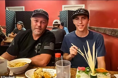 Tyler Robinson y su padre, en una imagen extraída de Facebook. 