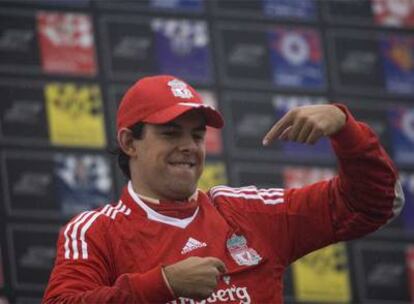 Adrián Vallés celebra, con la camiseta del Liverpool, su victoria en una de las dos carreras de ayer en Holanda.