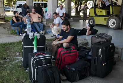 Un migrante cubano utiliza su teléfono móvil fuera de la aduana en la frontera entre Nicaragua y Costa Rica.