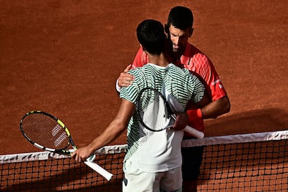 Djokovic y Alcaraz se saludan al término del partido.