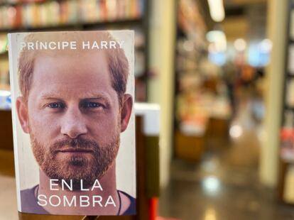 Imagen de las memorias de Enrique de Inglaterra, en una librería de Barcelona, cinco días antes de su fecha oficial de lanzamiento. 