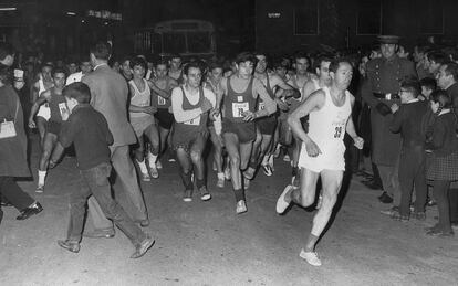 Salida del primer Gran Premio Vallecas, germen de la San Silvestre Vallecana, en 1964. Aquella primera edición se celebró un 27 de diciembre, y participaron 57 corredores. El cambio de nombre a San Silvestre Vallecana (y a su fecha actual de celebración, 31 de diciembre) llegó dos años después.