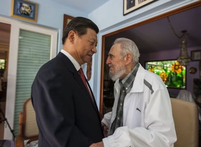 Fidel Castro habla con el presidente chino Xi Jinping.