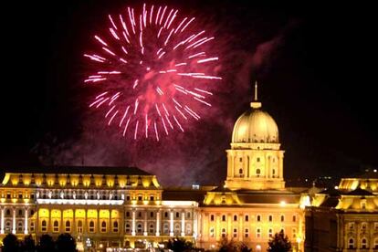 Fuegos artificiales iluminan el cielo de Budapest frente al Castillo de Buda, como culminación de las celebraciones del Día Nacional de Hungría.