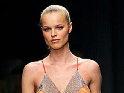 Eva Herzigova desfilando en Milán.