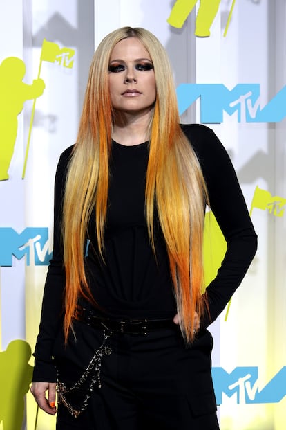 Avril Lavigne, fiel a su estilo confió en un sencillo look negro.