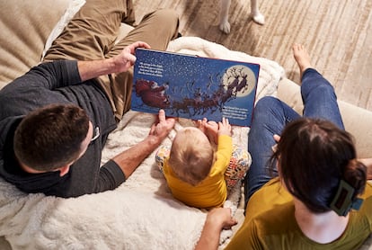 Una familia lee un libro, en EE UU, el 3 de diciembre de 2023.