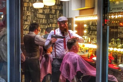 La peluquería y barbería Barber Barber, en Barton Arcade (Mánchester).