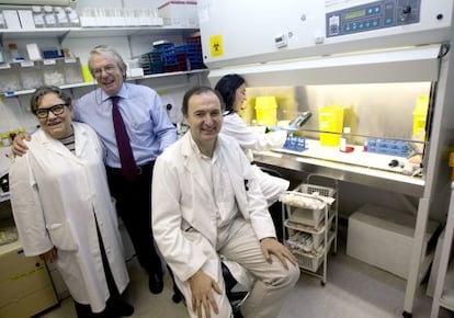 El investigador Felipe García (sentado); el jefe de Enfermedades Infecciosas del Hospital Clinic, Josep Maria Gatell (c), y la doctora Teresa Gallart (i), posan en el laboratorio en el que trabajan.