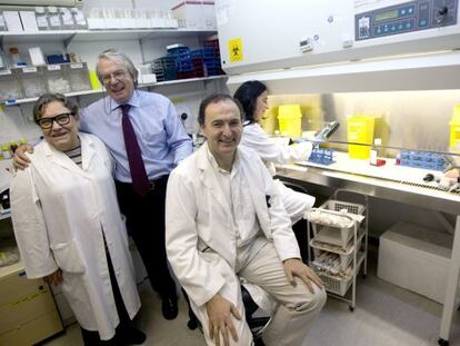 El investigador Felipe García (sentado); el jefe de Enfermedades Infecciosas del Hospital Clinic, Josep Maria Gatell (c), y la doctora Teresa Gallart (i), posan en el laboratorio en el que trabajan.