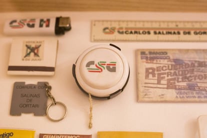 Un yoyo, una regla y otros artículos alusivos a la campaña electoral de Carlos Salinas de Gortari de 1988