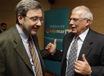 Narcís Serra y Josep Borrell, ayer, en la presentación del libro de éste.