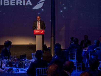 El presidente de Iberia, Luis Gallego, durante la cena en que se reparti&oacute; la exclusiva tarjeta Infinita Prime. 