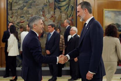 El ministro de Interior, Fernando Grande-Marlaska (a la izquierda), saluda al rey Felipe tras la jura de su cargo.