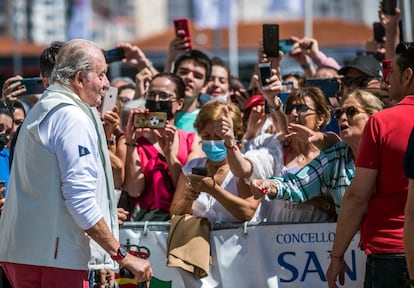 El rey emérito, quien el jueves terminó, con su viaje a España, una ausencia de casi dos años, ha confirmado a empresarios amigos y promotores de este viaje a Sanxenxo que “quiere probarse” y que “intentará participar” en la regata de este fin de semana, que comienza sobre las tres de la tarde de este viernes. Varios de los asistentes han gritado “¡Viva el rey!”.