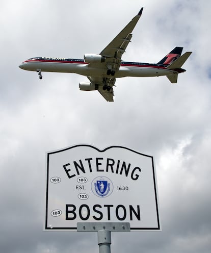 El avión de Donald Trump sobrevolando Boston.