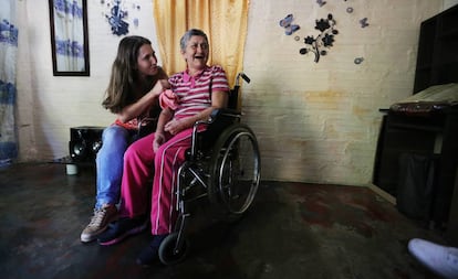 María Nelly (direita), uma das pacientes com Alzheimer hereditário de Antioquia (Colômbia) que participa do estudo sobre essa doença liderado por Francisco Lopera, com sua filha Yaned.