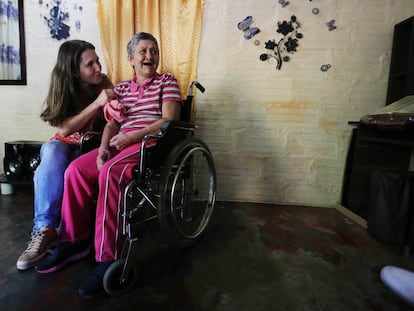 María Nelly (direita), uma das pacientes com Alzheimer hereditário de Antioquia (Colômbia) que participa do estudo sobre essa doença liderado por Francisco Lopera, com sua filha Yaned.