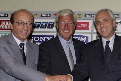 Moggi, Lippi y Bettega se saludan en la presentación del técnico con <i>la Juve,</i> en 2001.