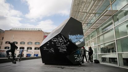 'La Ola', de Jorge Oteiza, en Barcelona.