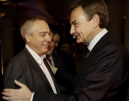 Navarro y Zapatero se saludan en la presentaci&oacute;n del libro del expresidente