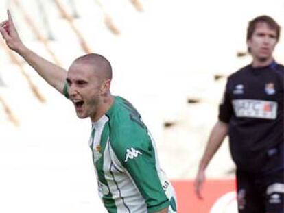El delantero del Betis, Daniel Martín, <i>Dani</i>, celebra el primer gol que ha marcado para su equipo.