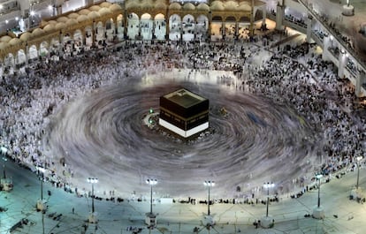 Numerosos musulmanes dan vueltas alrededor de la Kaaba.