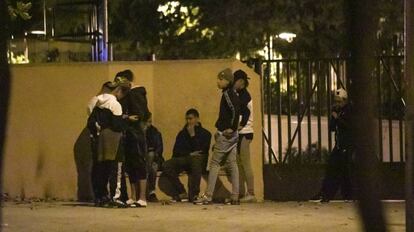 Unaccompanied migrant minors outside the center in Hortaleza.