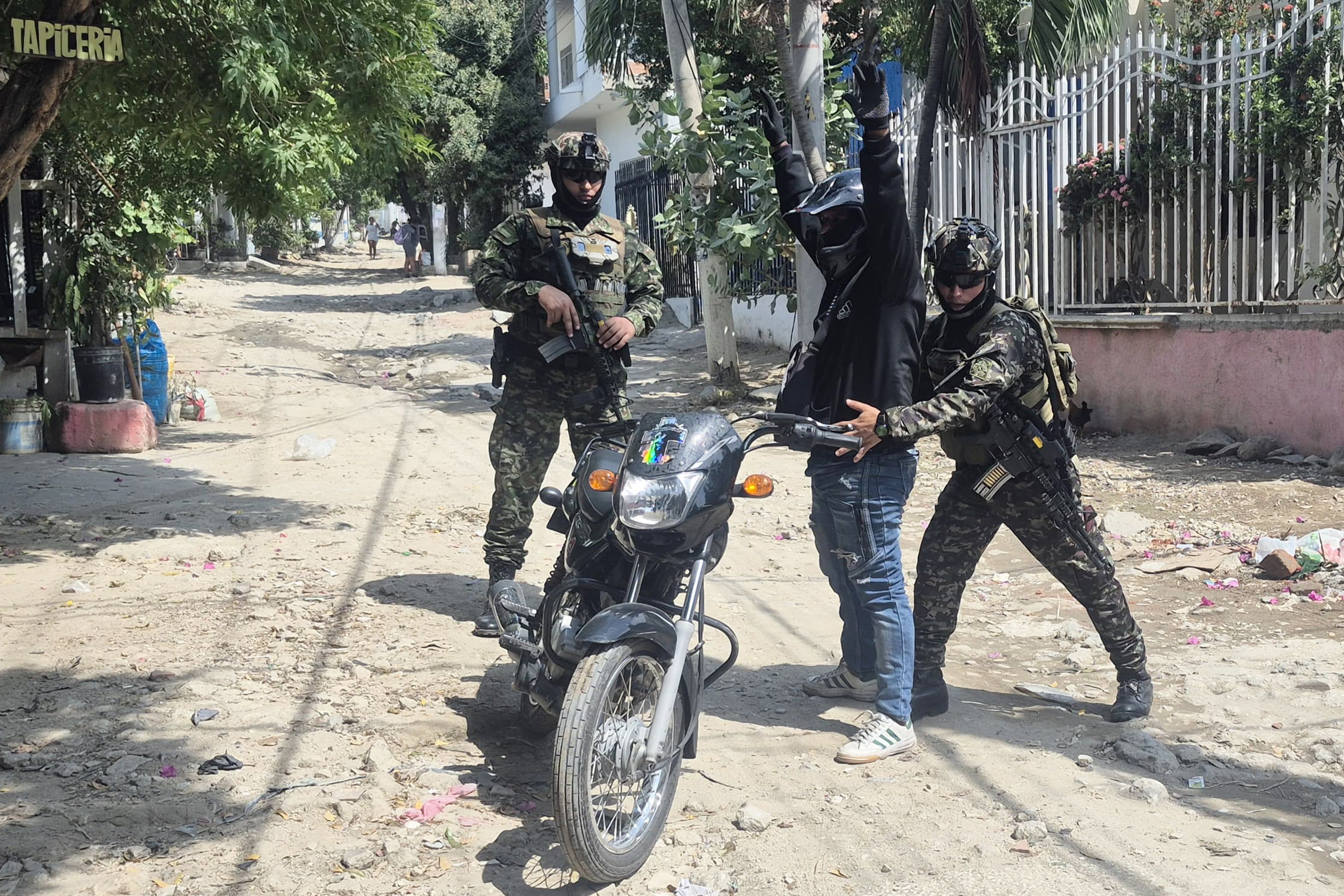 Buses quemados, comercios cerrados y soldados en las calles: De la Espriella viaja a una Santa Marta en crisis