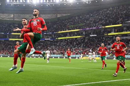 Youssef En-Nesyri celebra el gol con su compañero de selección Achraf Hakimi. 