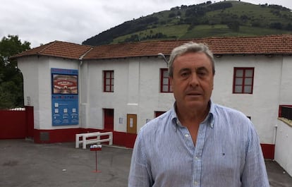 Joxin Iriarte, empresario de Azpeitia, delante de la plaza de toros.