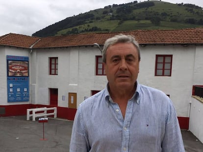 Joxin Iriarte, empresario de Azpeitia, delante de la plaza de toros.