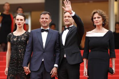La actriz Marine Vacth, el director Francois Vazon, Jermie Renier y Jacqueline Bisset a su llegada al pase de la película 'L'Amant Double'.