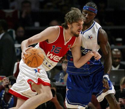 ESTADOS UNIDOS - NBA "PARTIDO DE LAS ESTRELLAS":BSK10 HOUSTON (ESTADOS UNIDOS), 20.02.06.- El jugador español de la Conferencia Oeste de la NBA, Pau Gasol (i), lucha por el balón con Allen Iverson, de la Conferencia Este, durante el Partido de las Estrellas que se disputó en Houston, Texas, ayer domingo 19 de febrero. EFE/Larry W.Smith