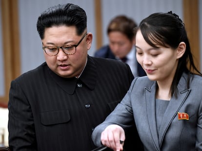 Kim Yo-jong y su hermano, el dictador de Corea del Norte Kim Jong-un, en el pueblo de Panmunjom, en 2018.