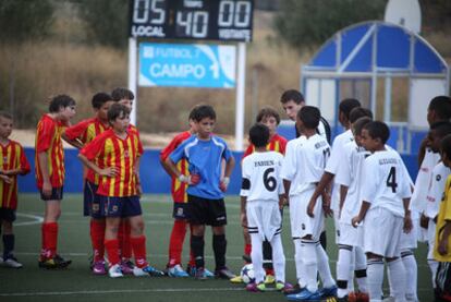 Dos de los equipos participantes en la Costa Blanca Cup, el Altea y el Saint Andrée antes de iniciar el partido.