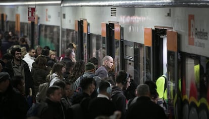 Usuaris de Rodalies a plaça Catalunya, en una imatge d'arxiu.