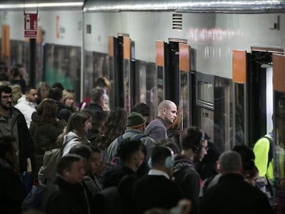 Usuarios de Rodalies en plaza Catalunya, en una imagen de archivo.