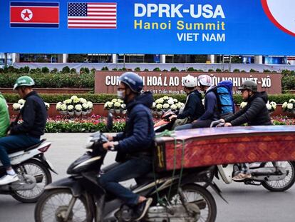 Un cartel en Hanói anuncia la cumbre entre los líderes de Corea del Norte y Estados Unidos. 
