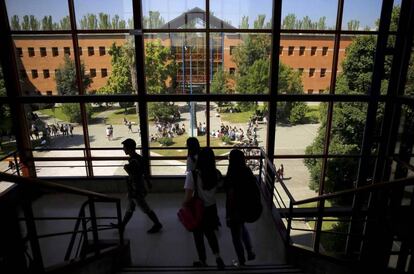 Alumnos dentro del campus de la Universidad Rey Juan Carlos en Vicálvaro, 