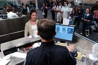 Un funcionario de la aduana del aeropuerto norteamericano de San Francisco toma huellas y fotografías de una turista mexicana en enero de 2003.