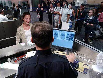 Un funcionario de la aduana del aeropuerto norteamericano de San Francisco toma huellas y fotografías de una turista mexicana en enero de 2003.