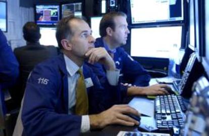 A media sesión, el índice más importante de Wall Street, avanzaba 90,10 puntos hasta alcanzar los 15.990,92 enteros EFE/Archivo