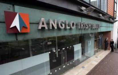 Vista de una sucursal del banco Anglo Irish Bank en Belfast, Irlanda del Norte. EFE/Archivo
