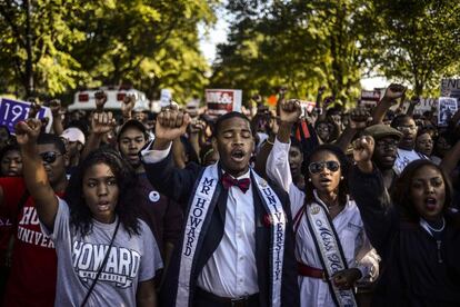 Estudiantes de la Universidad de Howard caminan desde su campus hasta el monumento a Lincoln para conmemorar el 50 aniversario del discurso de Martin Luther King, l&iacute;der del movimiento por los derechos civiles.