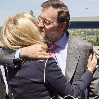 Mariano Rajoy besa a la candidata del PP a la alcaldía de Vigo, Corina Porro.