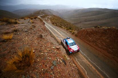 El piloto holandés Erik Van Loon conduce su Toyota en la quinta etapa del Dakar, entre Tupiza y Oruro. 