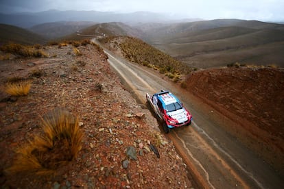 El piloto holandés Erik Van Loon conduce su Toyota en la quinta etapa del Dakar, entre Tupiza y Oruro. 