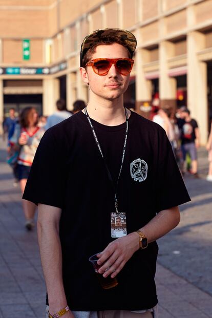 Miguel, procedente de Portugal, eligió gafas de Vestal y camiseta de Crooked.