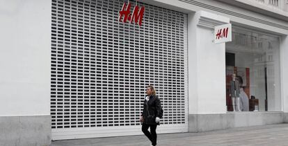 Imagen de una tienda de H&M cerrada durante el confinamiento.